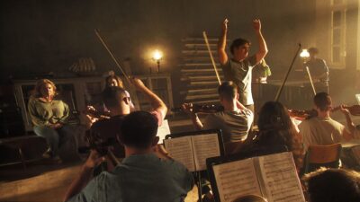 《蓝色音乐节》第三季：希腊小岛上的戏剧性终章