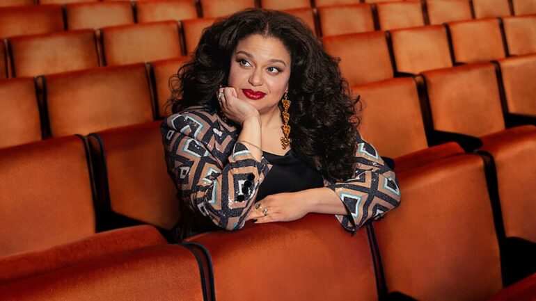 Michelle Buteau Encerra 2024 com Espetáculo no Radio City Music Hall