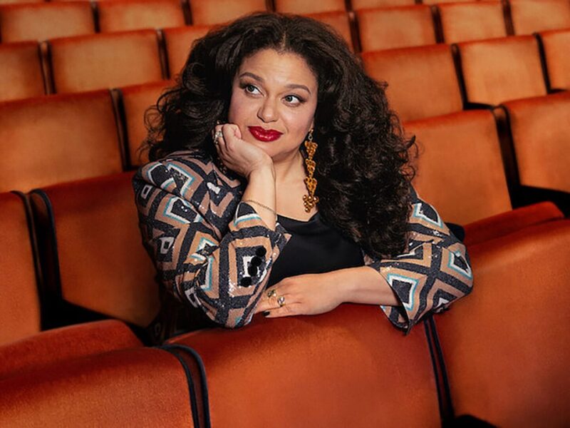 ミシェル・ブトーの年末スタンドアップ：笑いと共に2024年を締めくくる