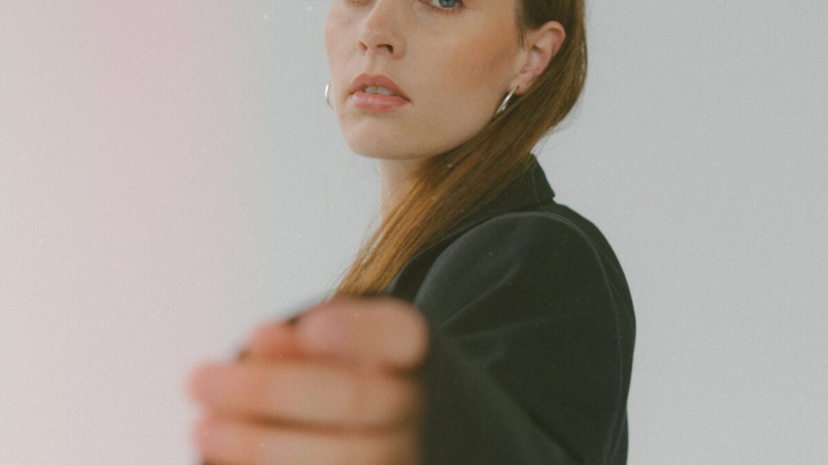 MAGLY Enfrenta Seus Medos em Novo Single “They Turn Into Ghosts”