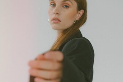 MAGLYの新曲「They Turn Into Ghosts」で恐れに向き合う