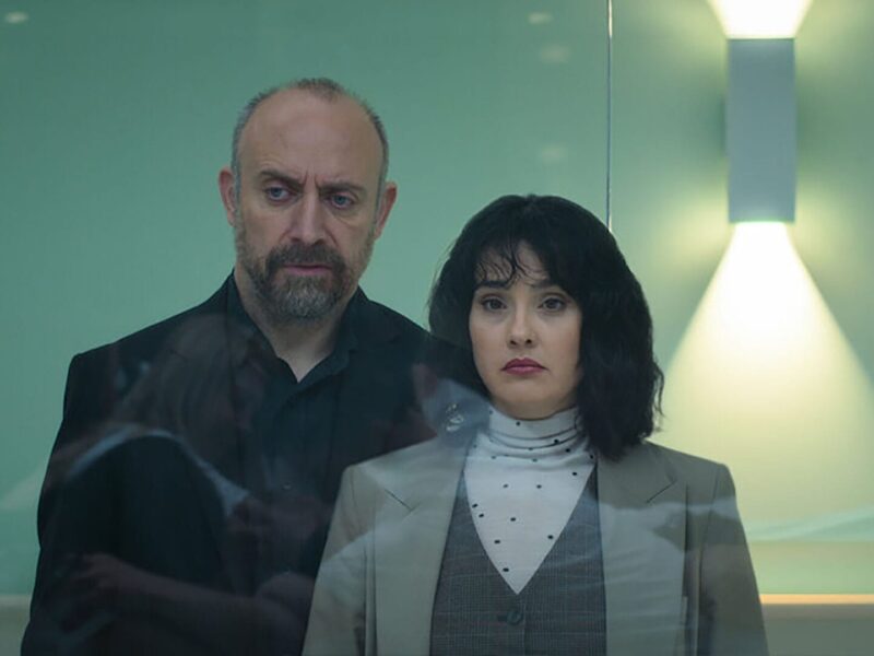 넷플릭스의 새로운 로맨틱 코미디 “사랑을 앓는 사람들”: 장르의 틀을 깨는 신선한 시도