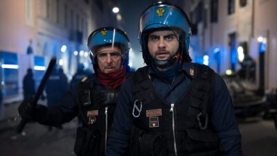 Netflix新シリーズ「バスターズ_ ザ・シリーズ」:ローマの機動隊警官の日常を描く衝撃作