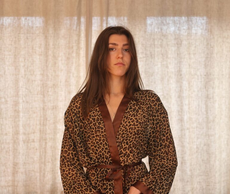 Sara Lina Inaugura il 2025 con il Noir-Pop Fiammeggiante di “Only Say Yes”