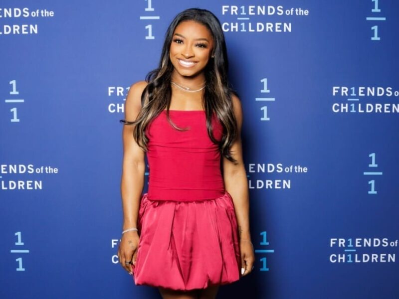 シモーネ・バイルズ、全米メンタリング月間を祝して子供たちの友人たちにスポットライトを当てる