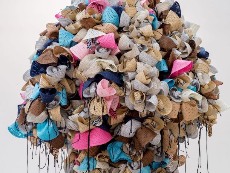 ハッサン・シャリフ：「ギャザリング」展 – 中東コンセプチュアルアートの先駆者