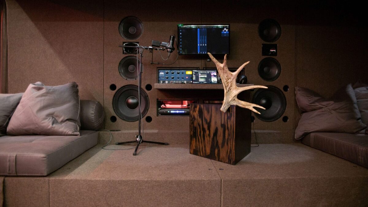 Rick Owens Furniture dévoile « BACKSTAGE » : L&rsquo;art du mobilier réinventé