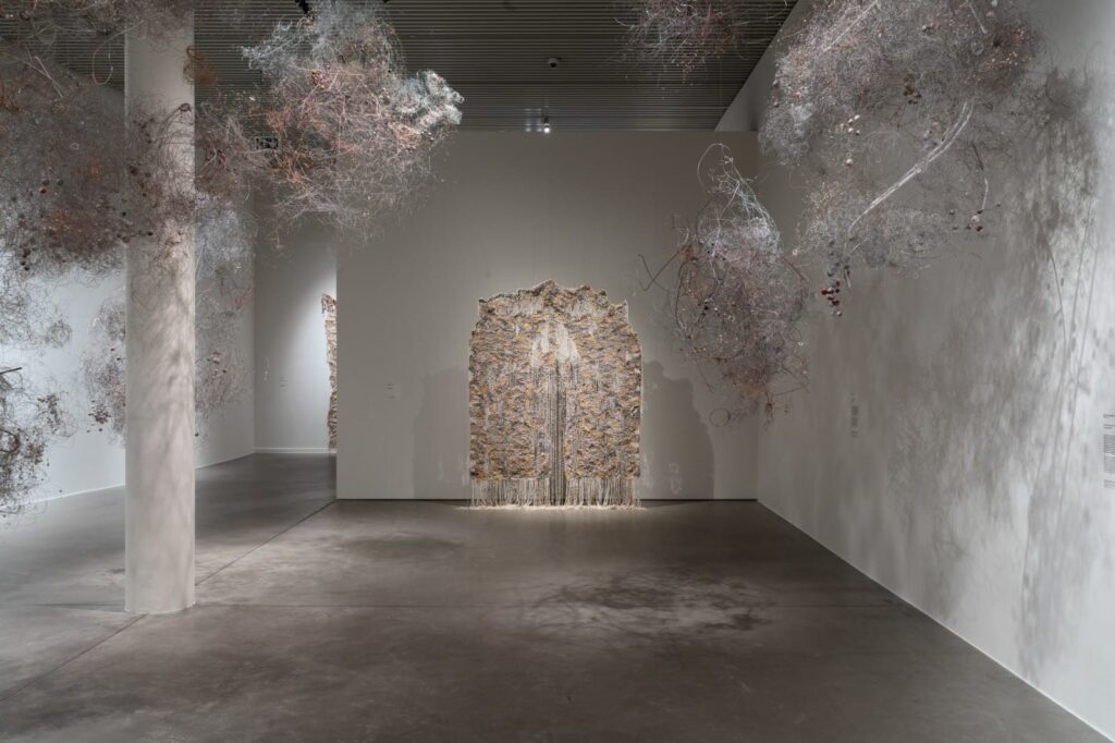 이샨 아담스의 ‘베어호우드’ 전시, 아로스 오르후스 미술관에서 개최