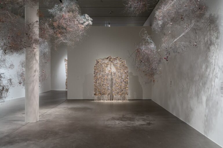 Igshaan Adams apresenta “Weerhoud” no ARoS Aarhus Art Museum