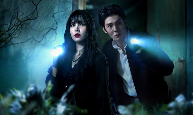 Netflix推出新的泰国悬疑剧《花中寻凶：死亡与鲜花》
