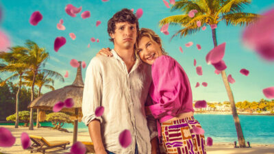 O filme da Netflix “Eu e a mamã vamos em lua de mel” explora dinâmicas familiares pouco convencionais