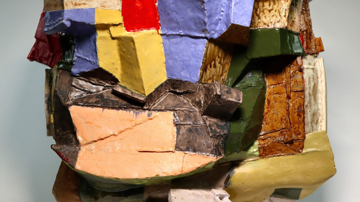 Expoziția de Ceramică a lui John Gill: O Explorare a Formei și Culorii