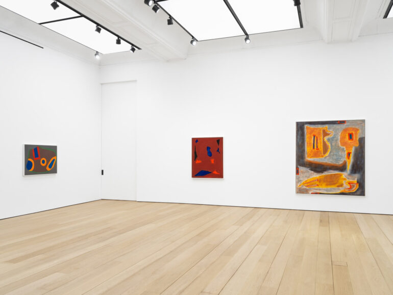 Exposição “Reverberation” Destaca Obras Raras de Betty Parsons em Nova York