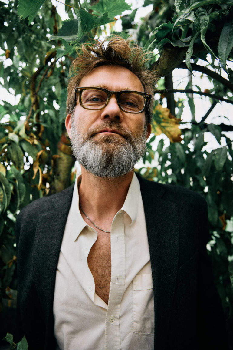 Mike Andersen Svela un Singolo Intimo dal suo Decimo Album in Studio