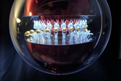 跨文化艺术视角：光的物质性探索