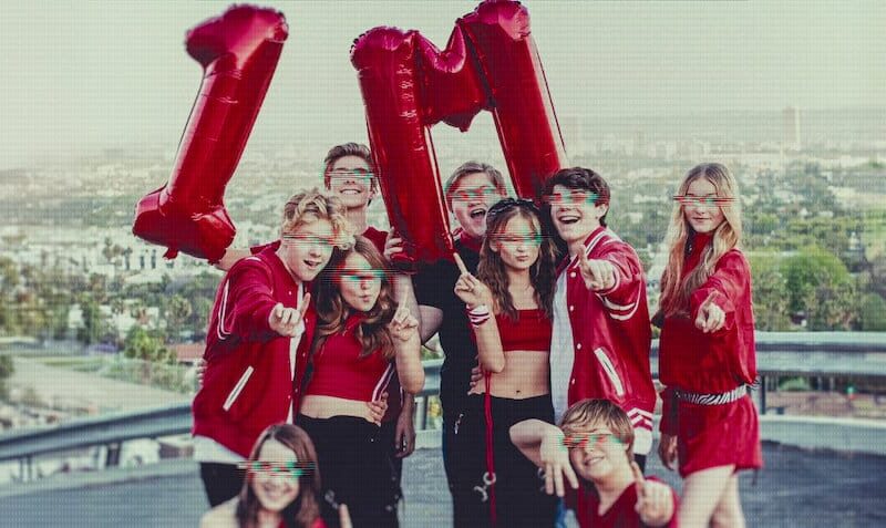 「ダークサイド・オブ・キッズフルエンサー: バズりは何を犠牲にするのか」：キッズインフルエンサーの世界の内幕－搾取疑惑、巨額収益、保護要請