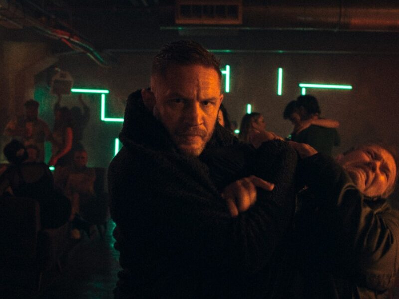 넷플릭스 ‘해벅’: 가레스 에반스 감독의 잔혹한 액션 영화 속 톰 하디