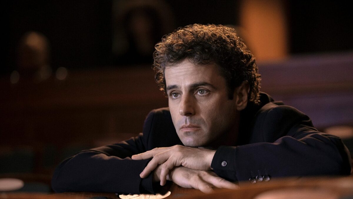 卢克·柯比：艾美奖得主的多面手，重塑莱尼·布鲁斯