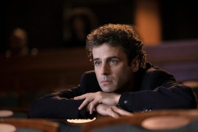 卢克·柯比：艾美奖得主的多面手，重塑莱尼·布鲁斯