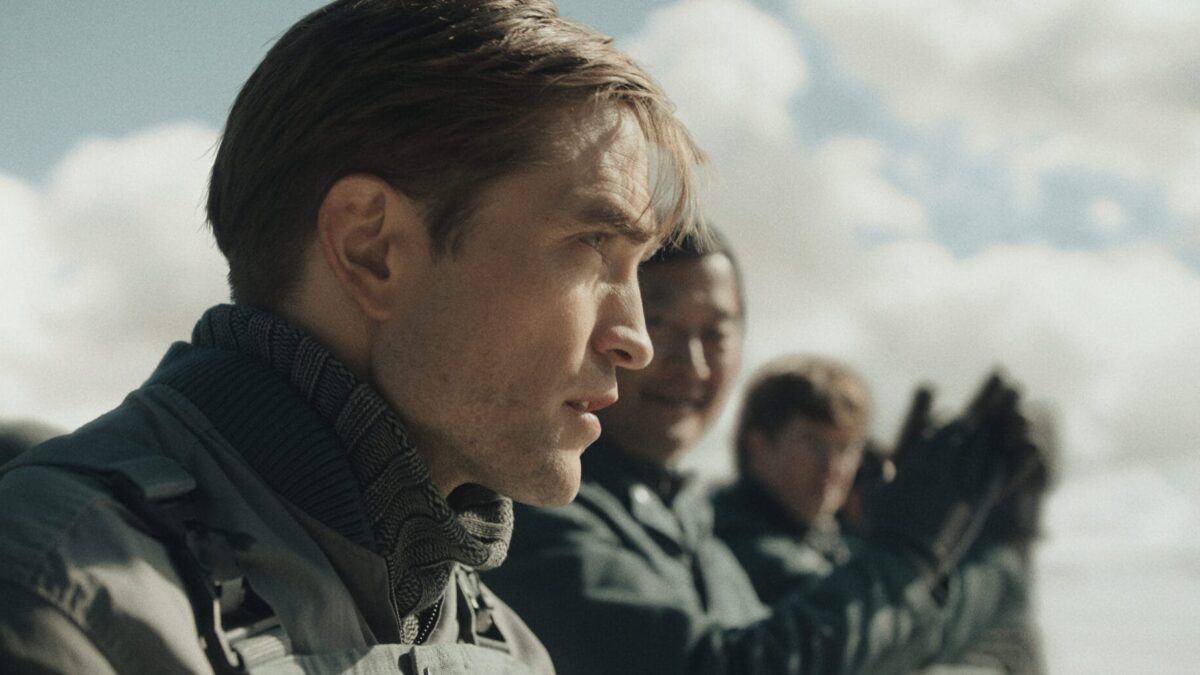 Mickey 17: Comedia neagră SF existențială a lui Bong Joon Ho, cu Pattinson într-un rol dublu