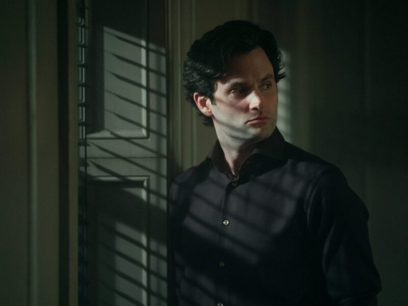 Penn Badgley: Para Lá do Ecrã – O Ator sobre Papéis Icónicos, Crescimento Familiar e a Vida Depois de ‘YOU’ em 2025