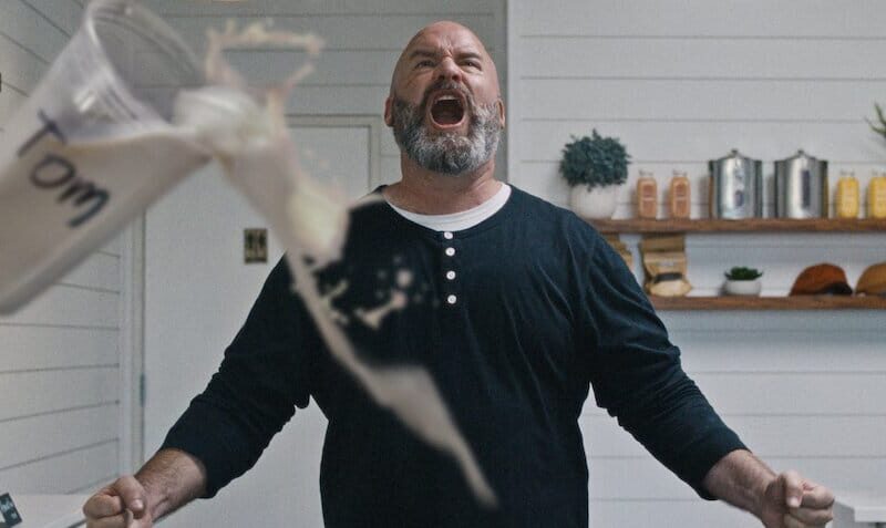 톰 세구라, 그의 마음속으로 당신을 초대하다: 다크 코미디 시리즈 ‘못된 생각들’ 넷플릭스 공개