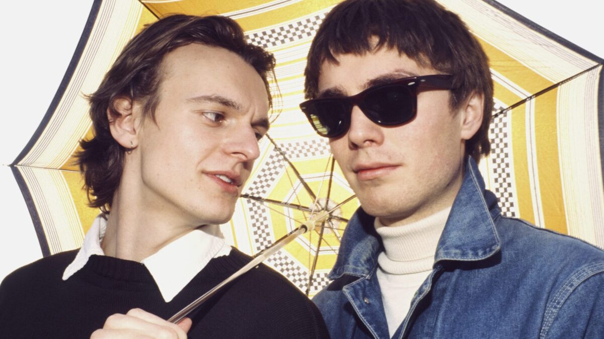 Clean Out Louis: Uma Viagem Pop Maníaca com o Novo Single “Hold Me”