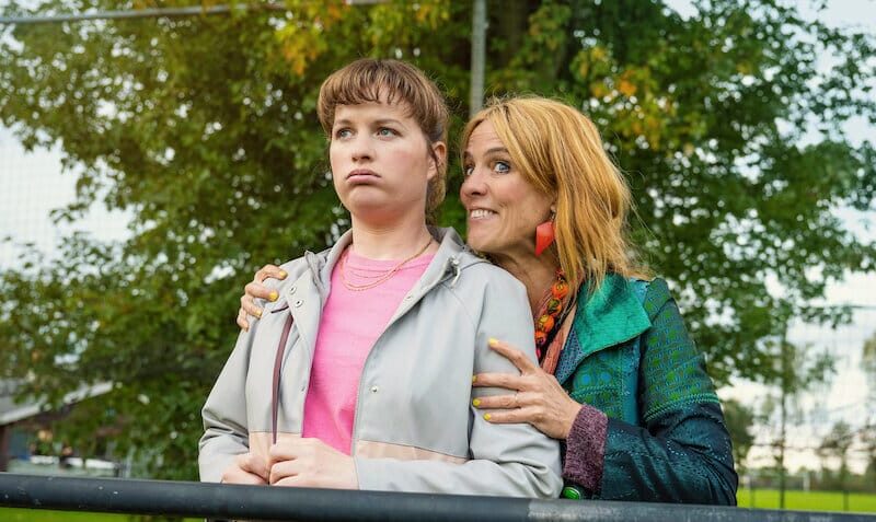 イルゼ・ヴァリンハ主演Netflix新コメディドラマ「サッカーペアレンツ」：熱狂的すぎる親たちを描く