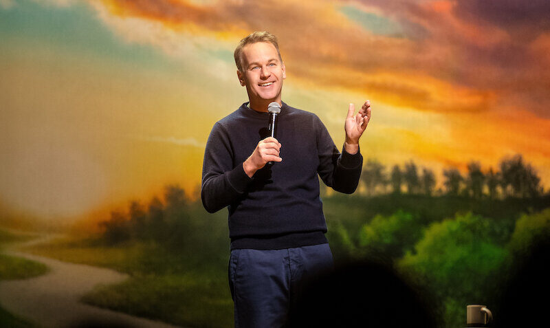 Mike Birbiglia’nın Yeni Netflix Gösterisi “The Good Life”: Aile, Ölümlülük ve Neşe Üzerine Samimi Bir Stand-Up