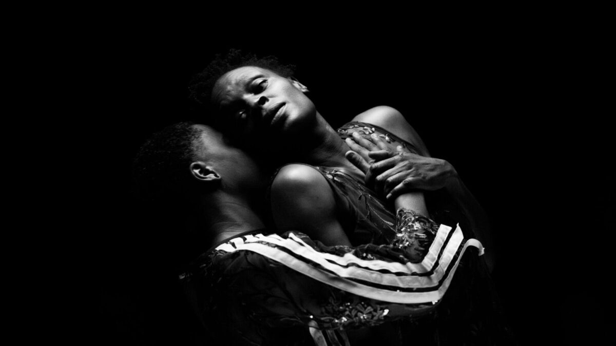 기억과 관계의 탐구: 스웨트 배리언트, 더블린 IMMA서 ‘나의 혀는 칼날’ 공개