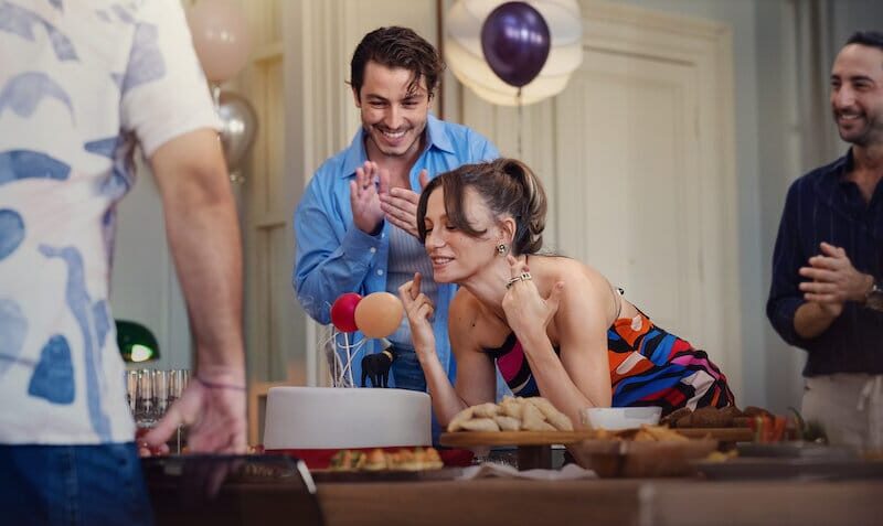 넷플릭스 “자, 다음 분 오세요” 시즌 2: 더욱 강력해진 반전과 드라마, 레일라의 진화하는 여정