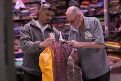 Netflix’te Umut Dikenler: Jenifer McShane’in “Kırkyamacılar” Belgeseli, Yüksek Güvenlikli Bir Cezaevinde El Sanatlarının İyileştirici Gücünü Gözler Önüne Seriyor