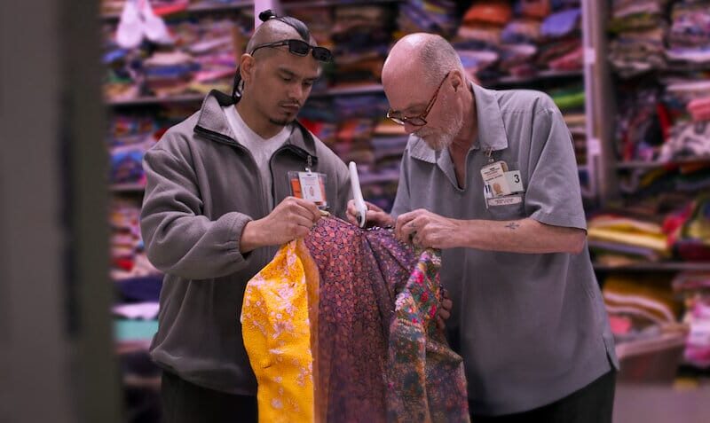 Netflix’te Umut Dikenler: Jenifer McShane’in “Kırkyamacılar” Belgeseli, Yüksek Güvenlikli Bir Cezaevinde El Sanatlarının İyileştirici Gücünü Gözler Önüne Seriyor