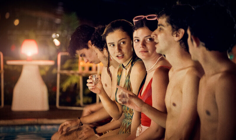 “라 프리메라 베스” 시즌 3, 70년대 보고타 배경으로 새로운 부모 역할, 정치적 열정, 그리고 깊어지는 사랑을 그리다