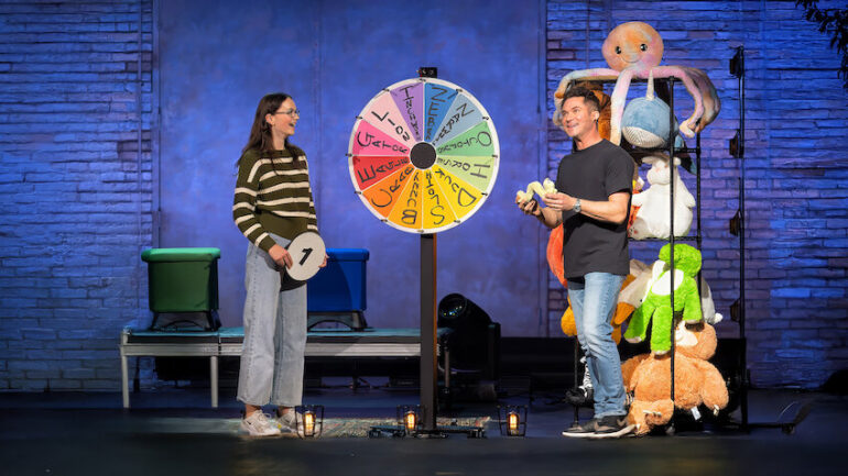 Justin Willman Blander Komedie og Illusion i Ny Netflix-Special ‘Magic Lover’