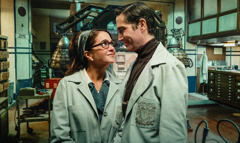 아워 타임스 넷플릭스: 60년대 부부가 새로운 SF 드라마에서 사랑과 변화된 미래를 탐색하다