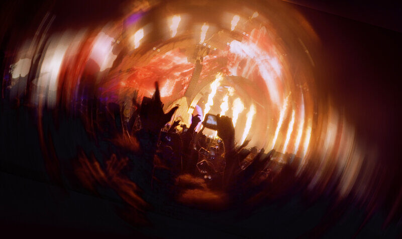 Netflix推出《全面失控：得州音乐节悲剧》，深度回顾音乐节灾难