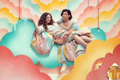 Una commedia romantica di espatriati con i suoi lati spigolosi: ‘Too Much’ di Lena Dunham arriva su Netflix