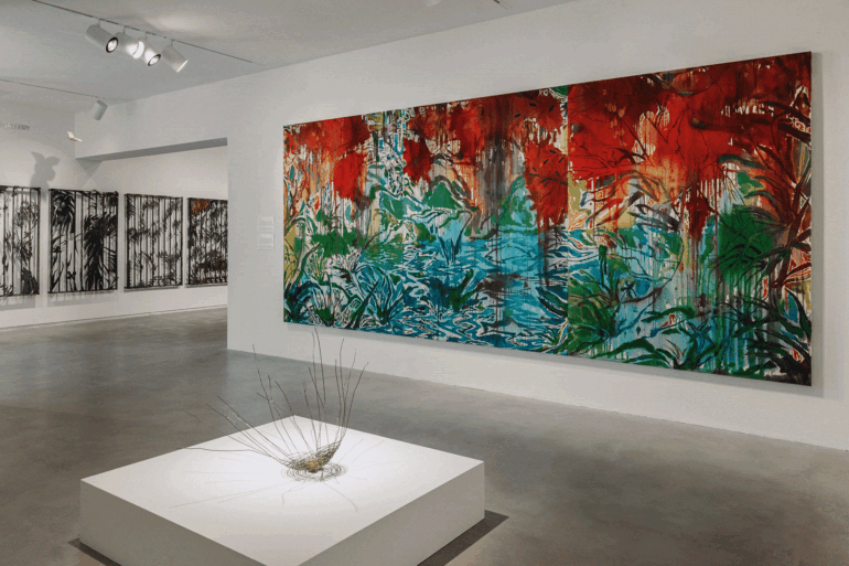 Saif Azzuz Desafia a História Colonial em Exposição Impactante no Blaffer Art Museum