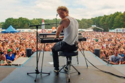 “Christopher – Một cuộc đời thực sự đẹp” trên Netflix: chân dung phân tích về ngôi sao nhạc pop và đời sống gia đình