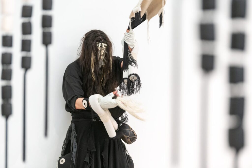 에릭-폴 리제의 ojo|-|ólǫ́, 박물관 아카이브의 시선으로 본 디네 직조