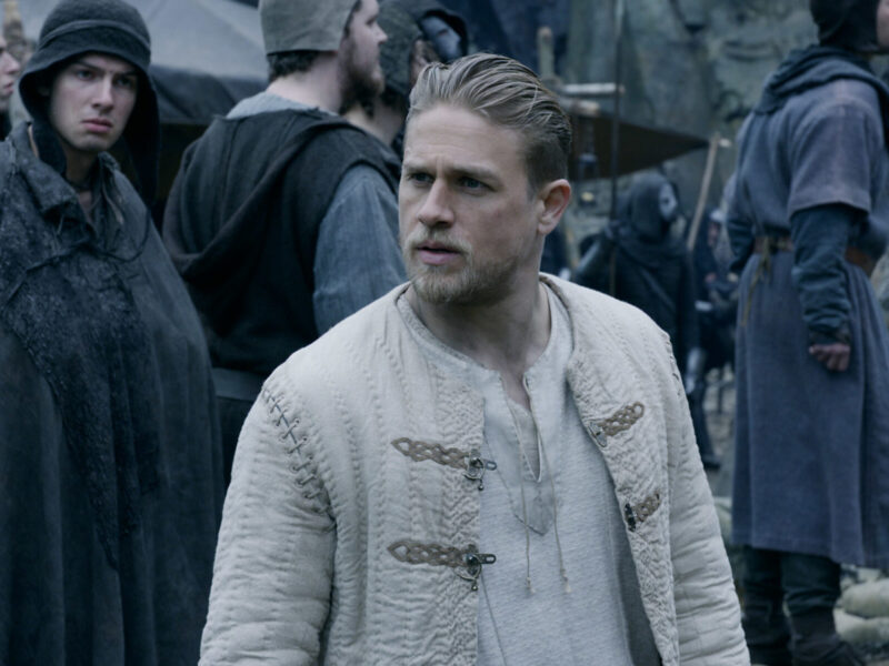 Charlie Hunnam: do fenómeno televisivo à figura global do cinema e do streaming