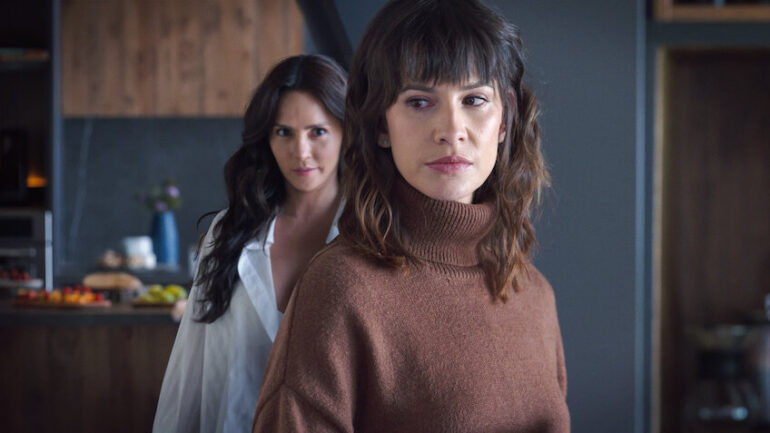 무기로서의 욕망: 넷플릭스 ‘손님’, 콜롬비아 스타 라우라 론도뇨와 카르멘 비야로보스와 함께 가정 스릴러를 해체하다