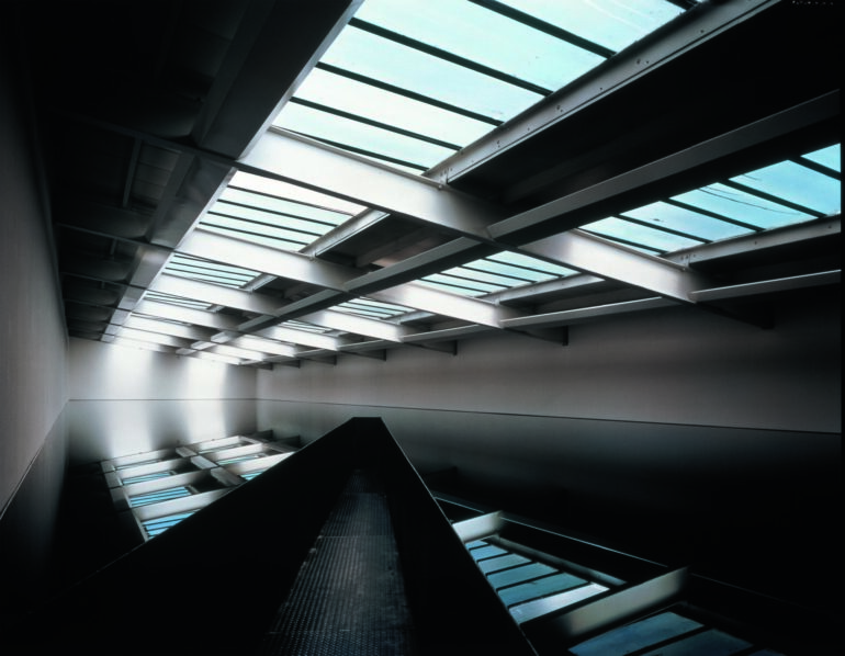 The Long Now: Saatchi Gallery celebra quatro décadas olhando diretamente para o presente