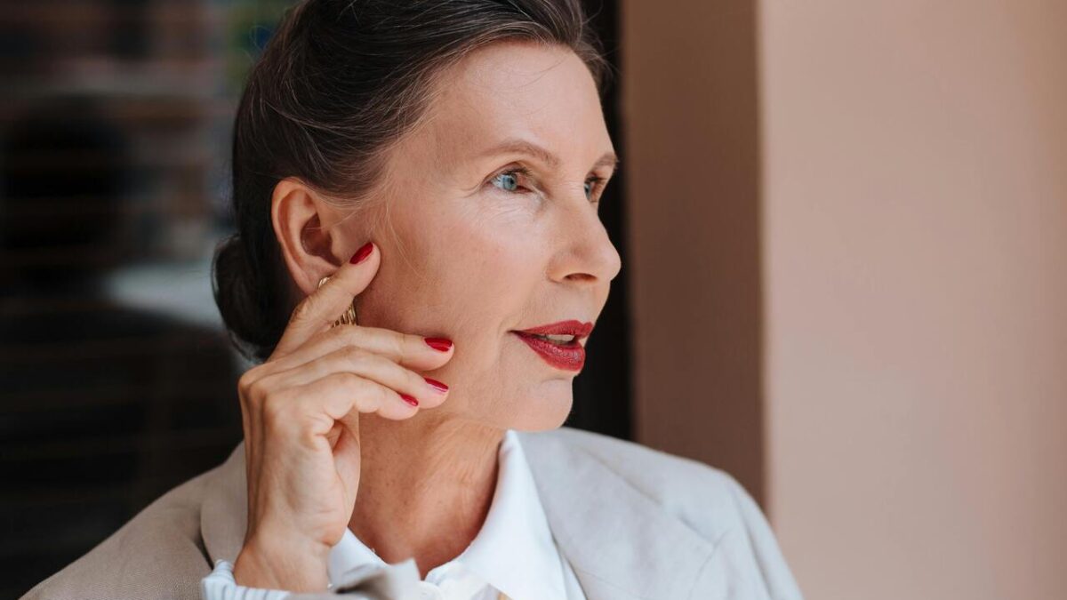 Come truccare la pelle matura: consigli e prodotti per un make-up luminoso ed elegante