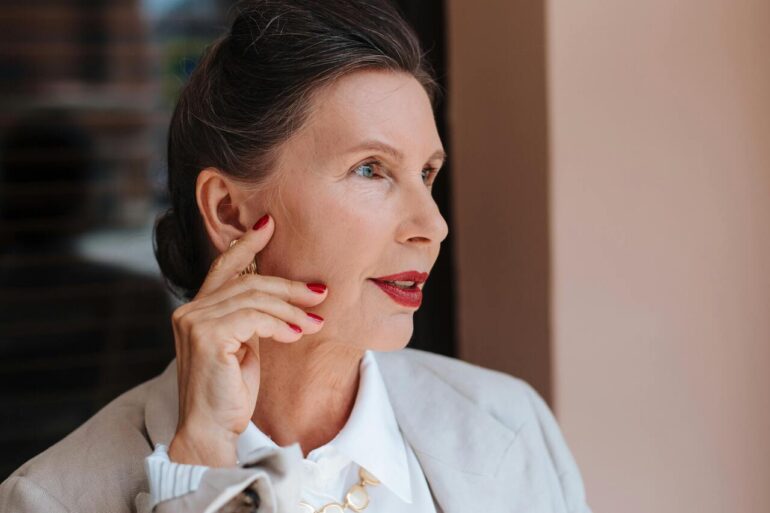 Come truccare la pelle matura: consigli e prodotti per un make-up luminoso ed elegante