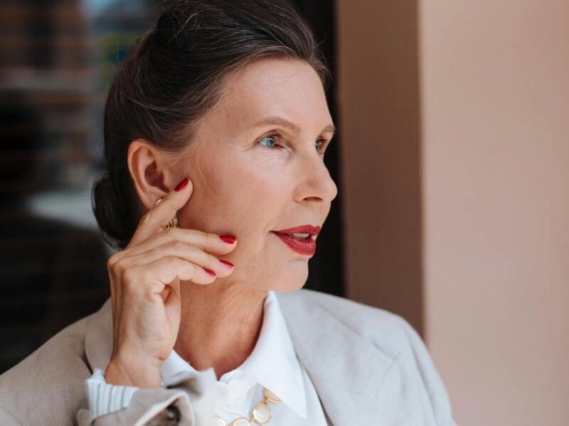 Come truccare la pelle matura: consigli e prodotti per un make-up luminoso ed elegante