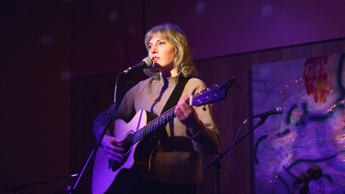 Lillian King apresenta “Echo”, um single indie hipnótico com vídeo íntimo