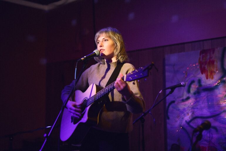 Lillian King veröffentlicht „Echo“ – eine hypnotische Indie-Single mit intimem Video