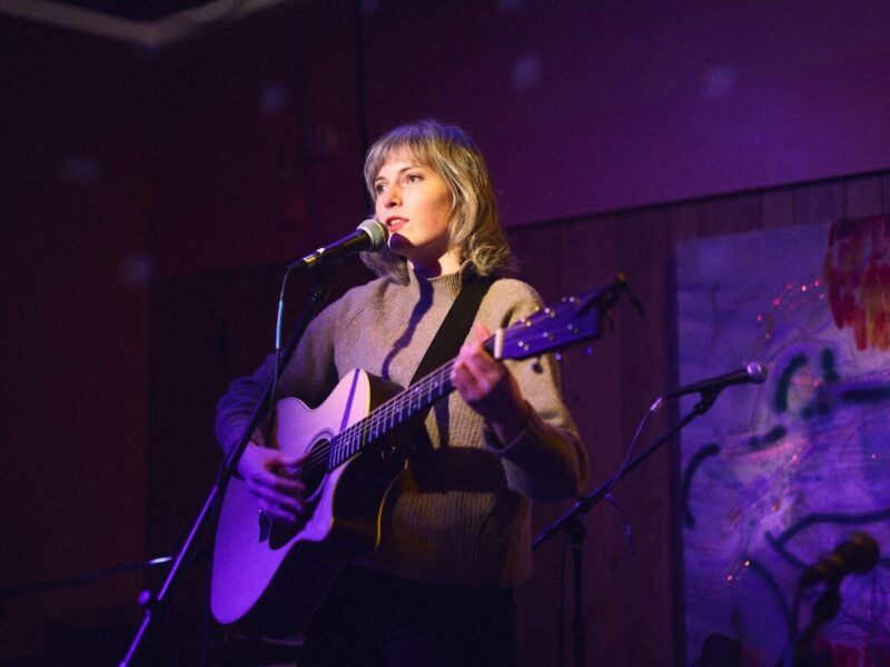 Lillian King 发布单曲《Echo》——配以亲密氛围的视频的催眠系独立之作